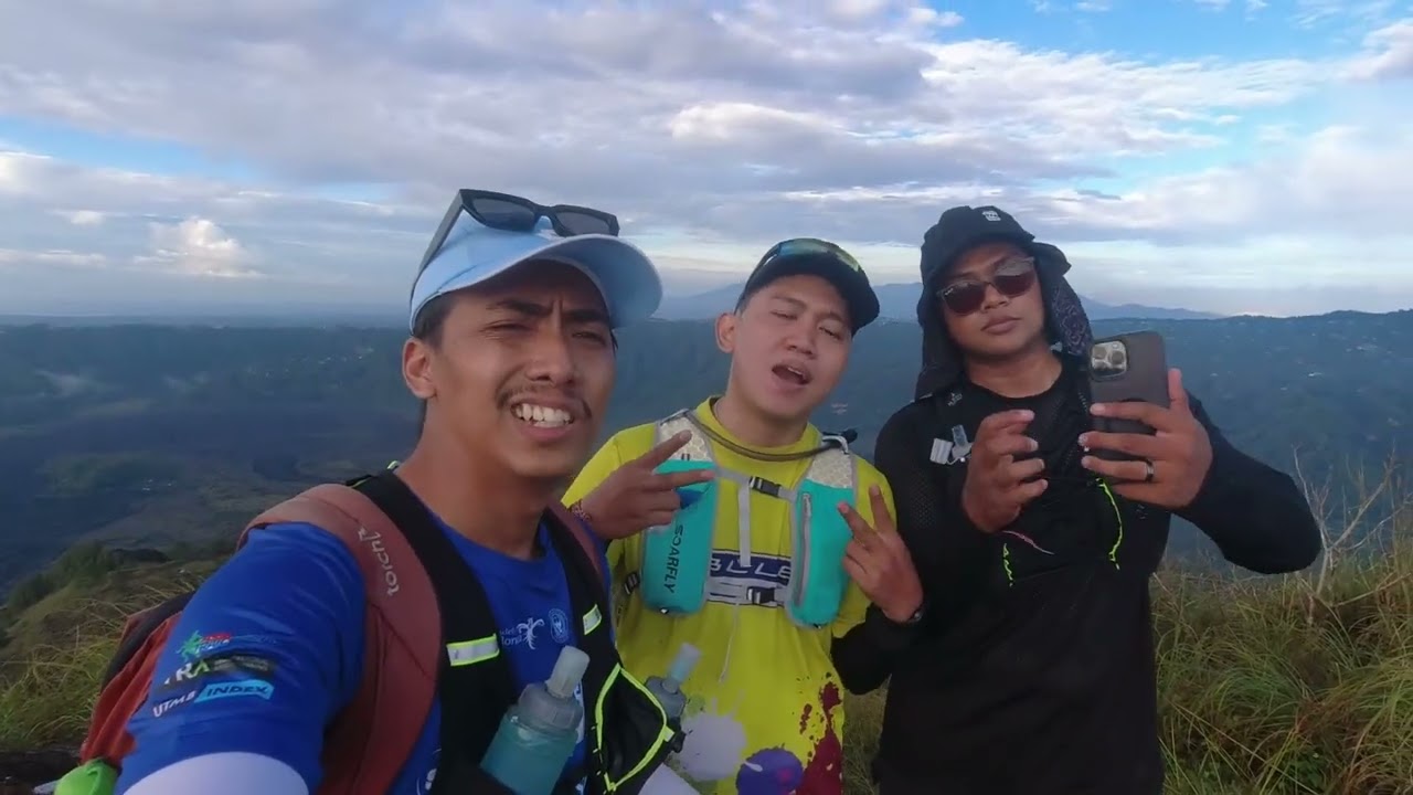 Naik Gunung Bersama Teman