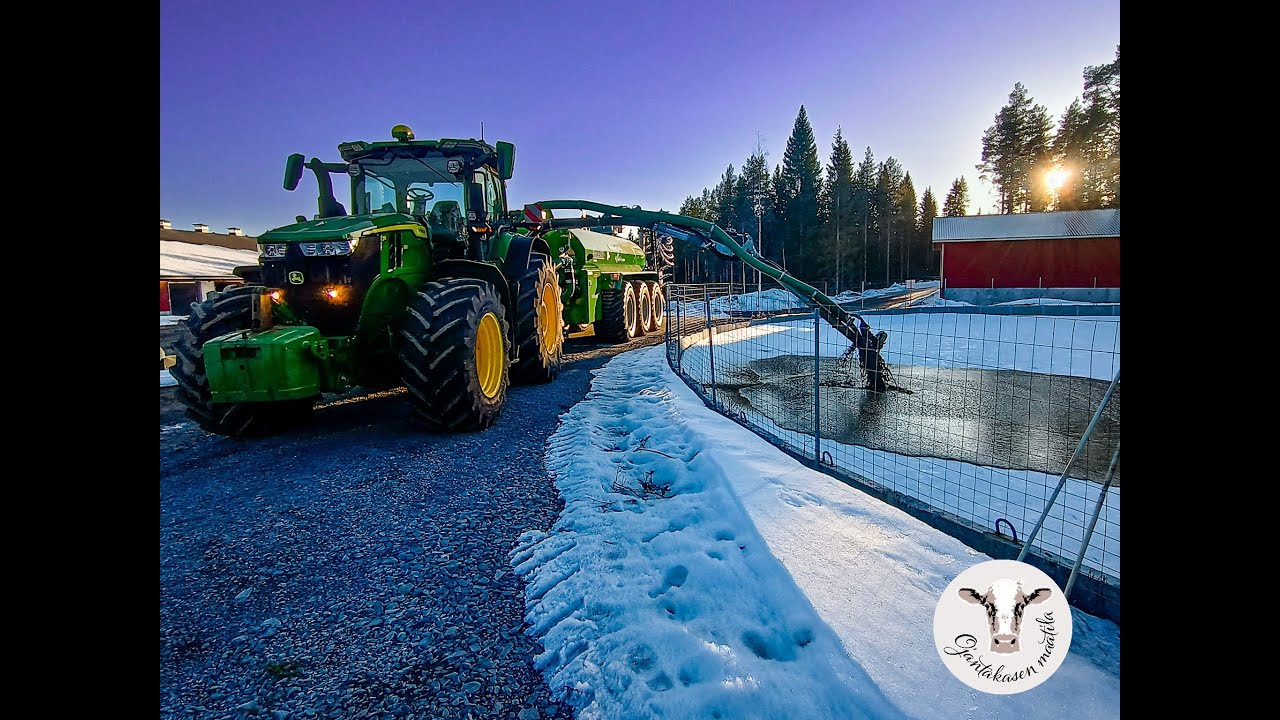 Brand new John Deere and Agronic moves slurry. Tuliterillä koneilla urakoitsija siirtämässä lietettä