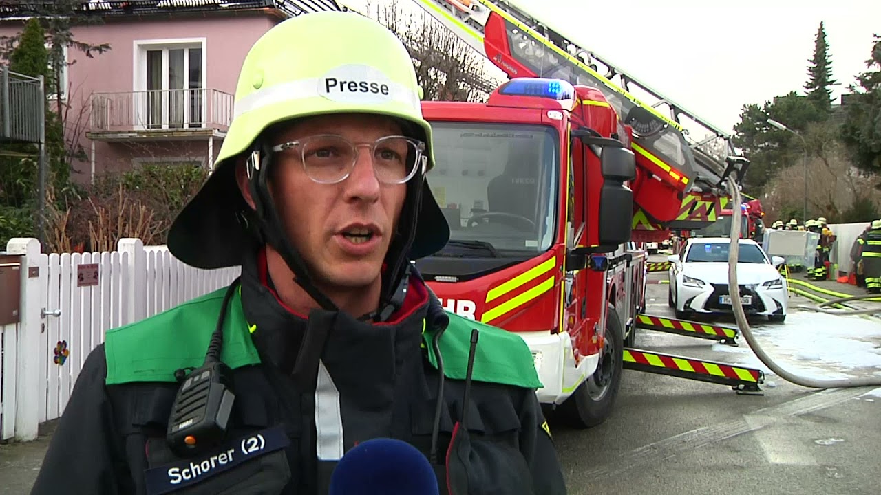 Gro&szlig;einsatz der Feuerwehr &ndash; Dachstuhl in Pasing ger&auml;t in Brand, keine Verletzten