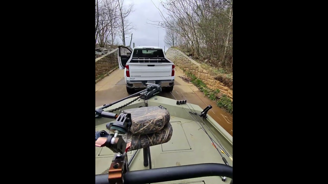 Reloading the jet boat flowing river 