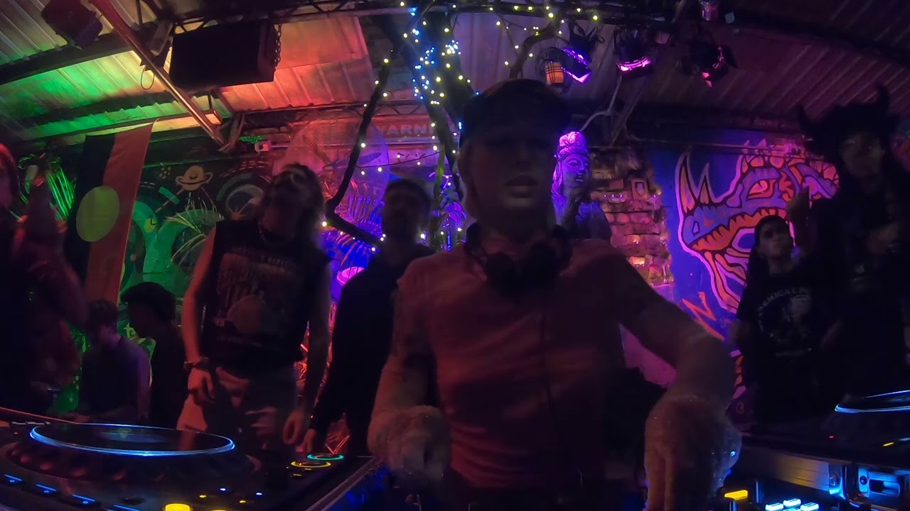 Hauswife at Section 8 Melbourne (RESTLESS)