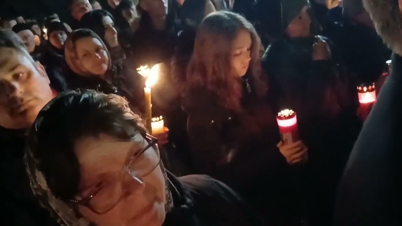 Lumină Sfânta la troita din pădure