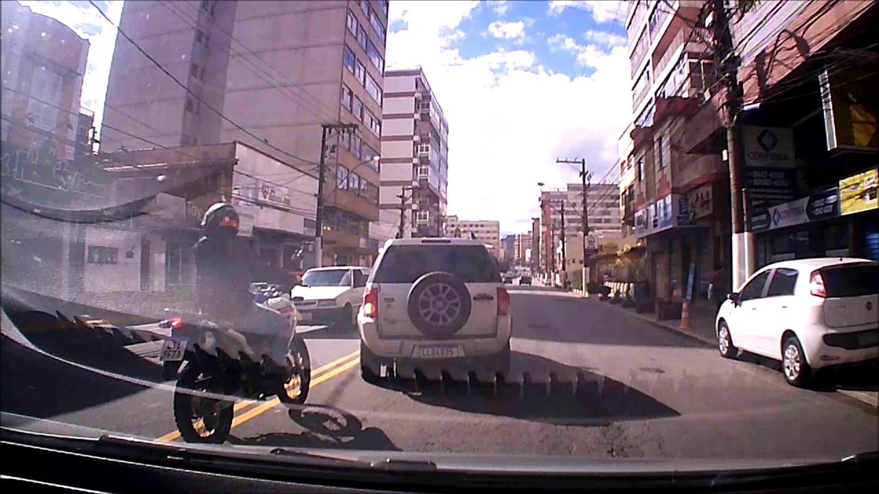 FAZENDO RETORNO NO MEIO DA AVENIDA EM CIMA DA FAIXA CONTINUA 2.