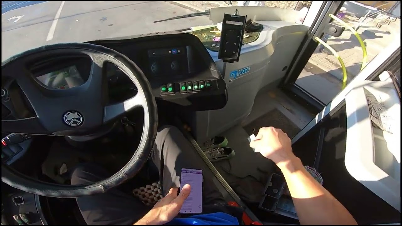 Працюю на великому синьому автобусі і читаю вірші
