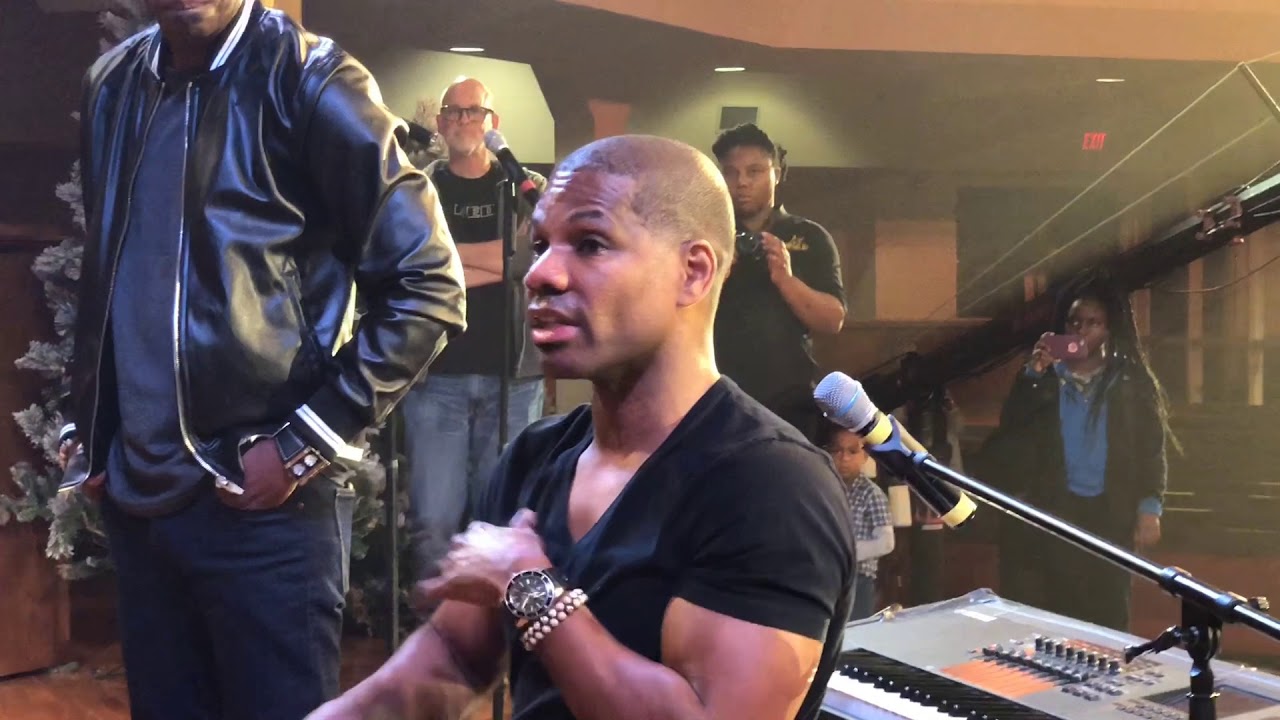 Kirk Franklin listens to the Oakwood University Aeolians