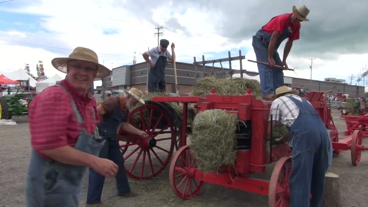Évens Bergeron avec une presse à foin équestre de 1894.
