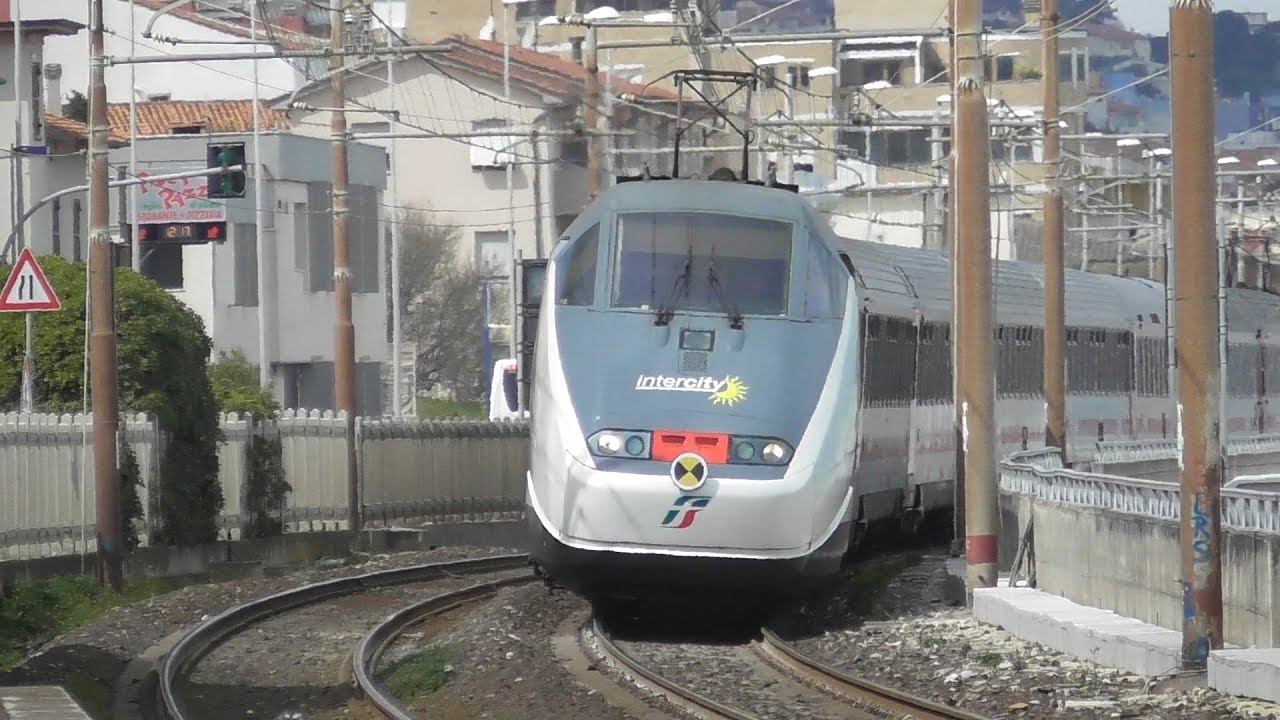 Due treni alla stazione di Ancona Torrette