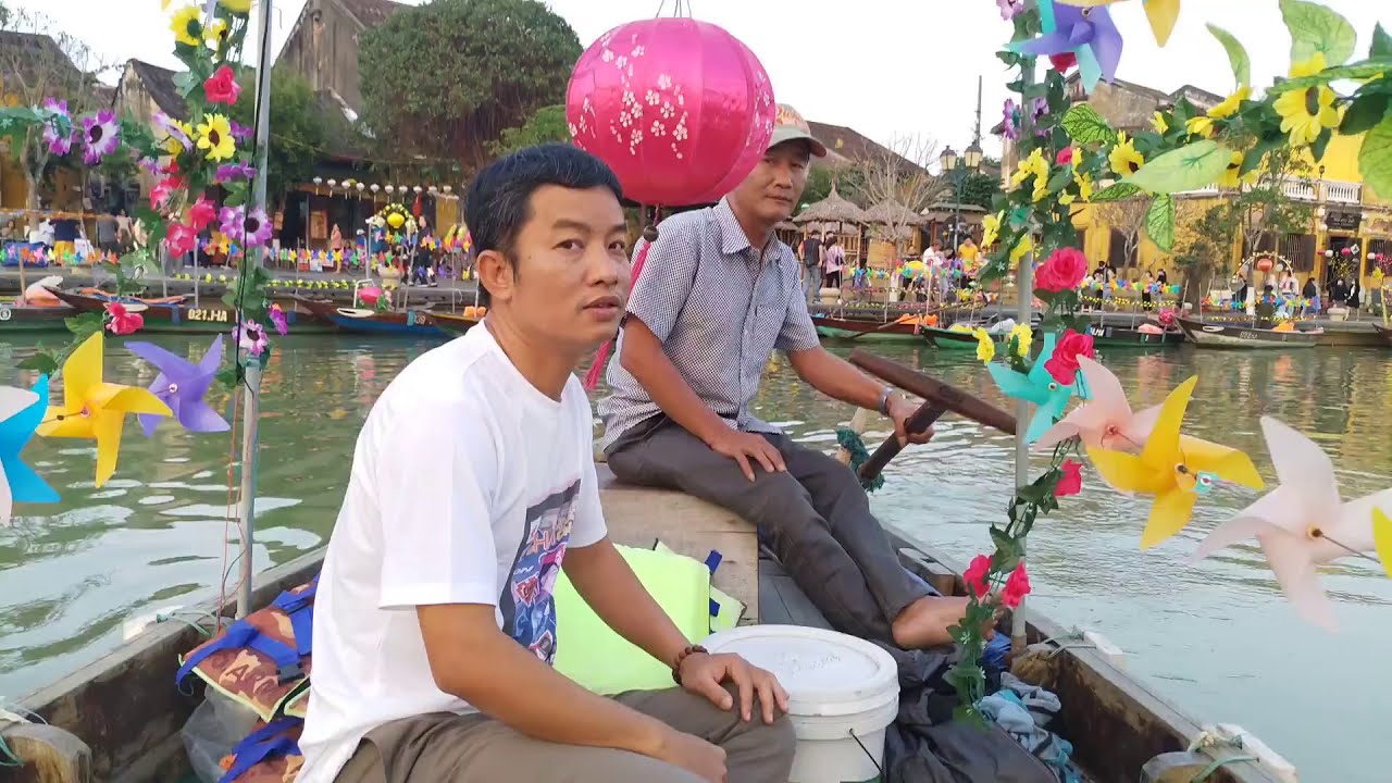 Phỏng vấn anh l&aacute;i đ&ograve; s&ocirc;ng Ho&agrave;i, Hội An.