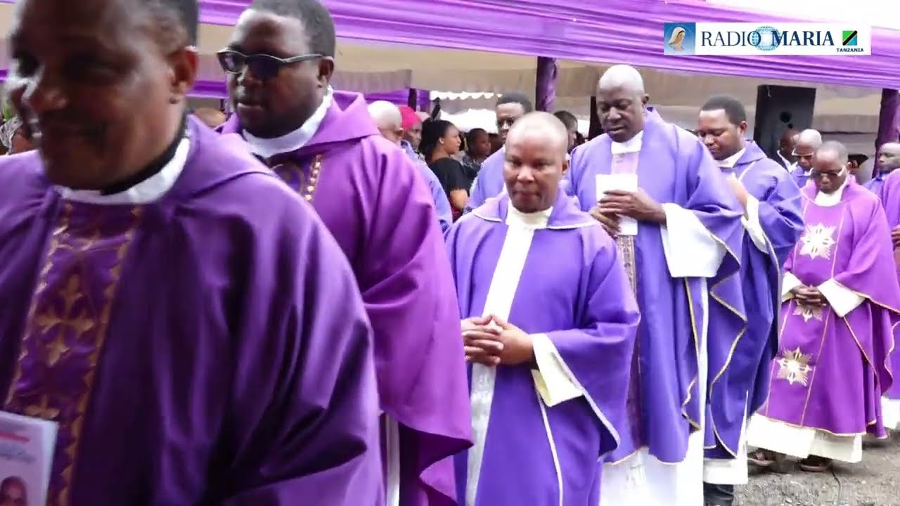 Maandamano Mapadre, Mashemasi na Maaskofu kuelekea adhimisho la Sadaka ya Misa Takatifu  ya Mazishi