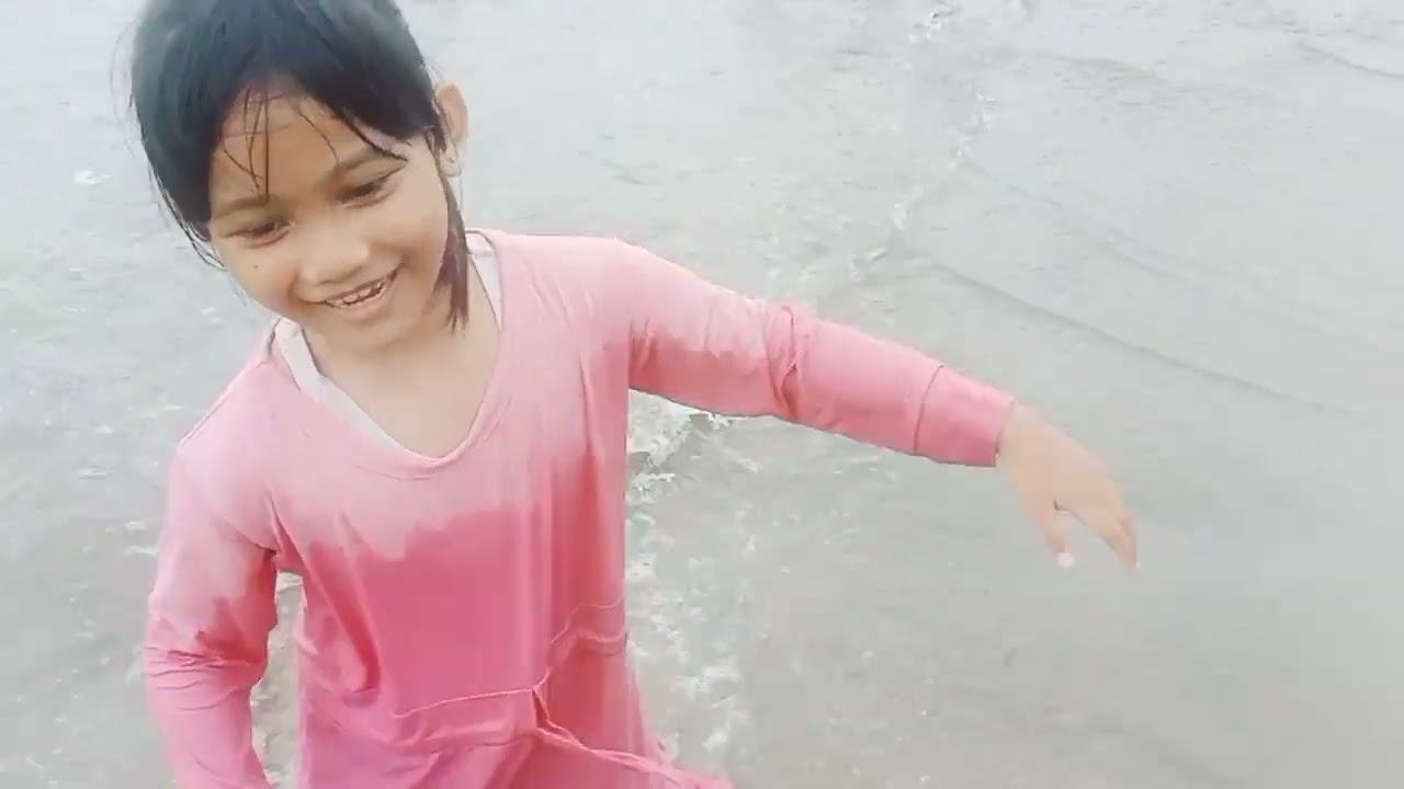 FINNA MAIN AIR DI PANTAI SAMBOLO II ANYER.