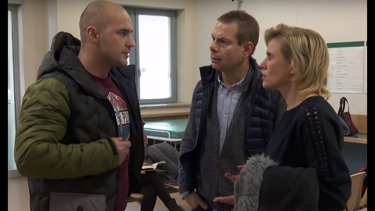 Frodo wygadał się przed rodzicami Ali, że ich córka jest lesbijką [19+ ODC. 381]