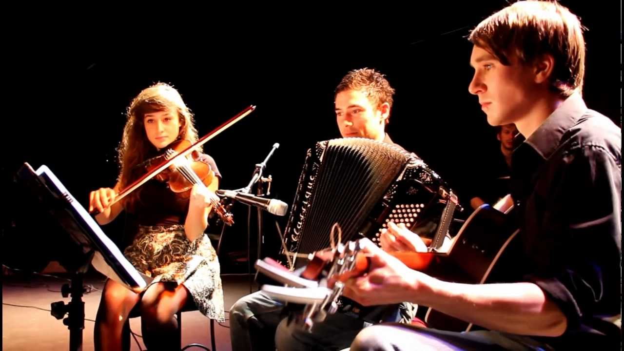 Traditional Scottish dancing - the ceilidh | Glasgow International College