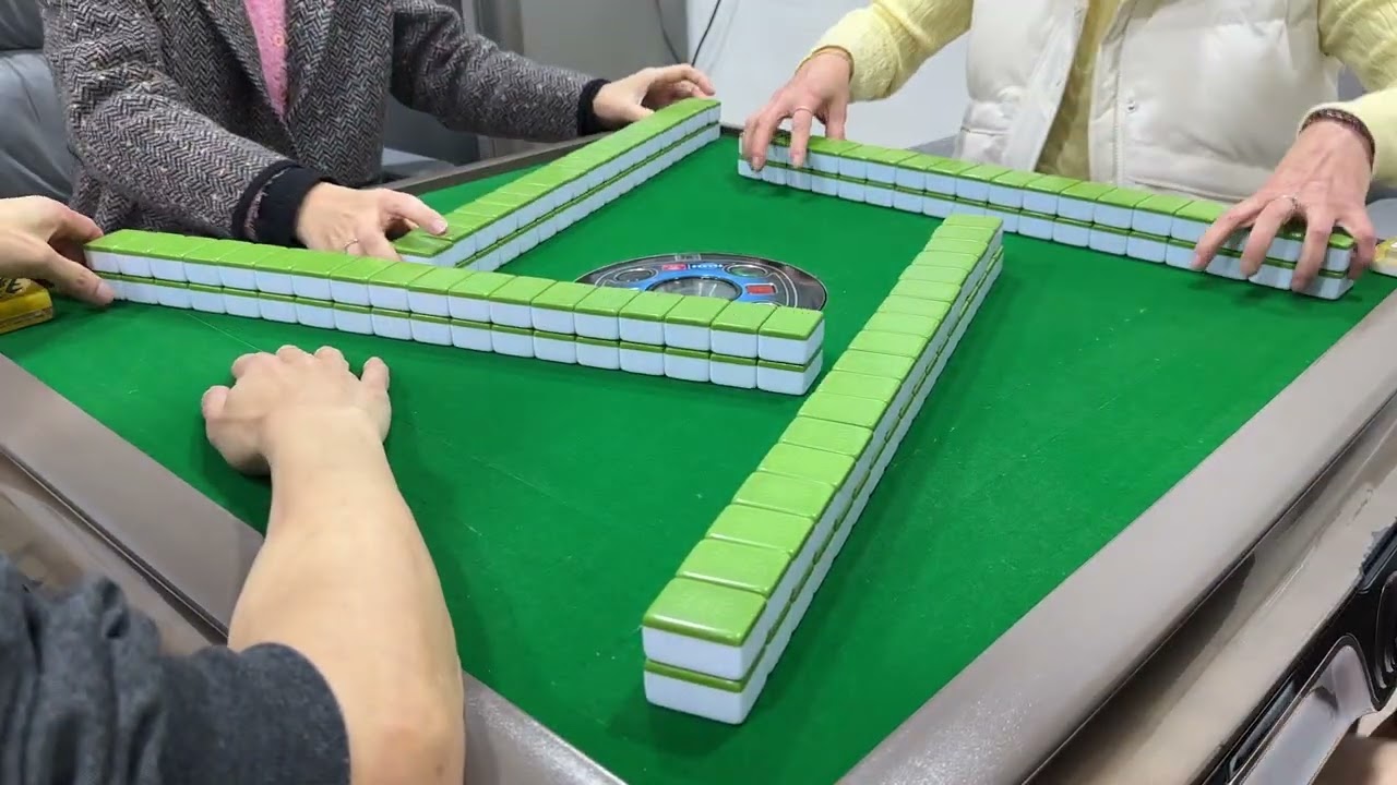 Mahjong281. 廣東牌10番512有花🀄️太公分豬肉局四回之一：兩家清一色都踩單車，手得一隻牌摸鴛鴦都唔知點￼，去定棄都兩難。 Anthony May姐 蘭姨 Con仔