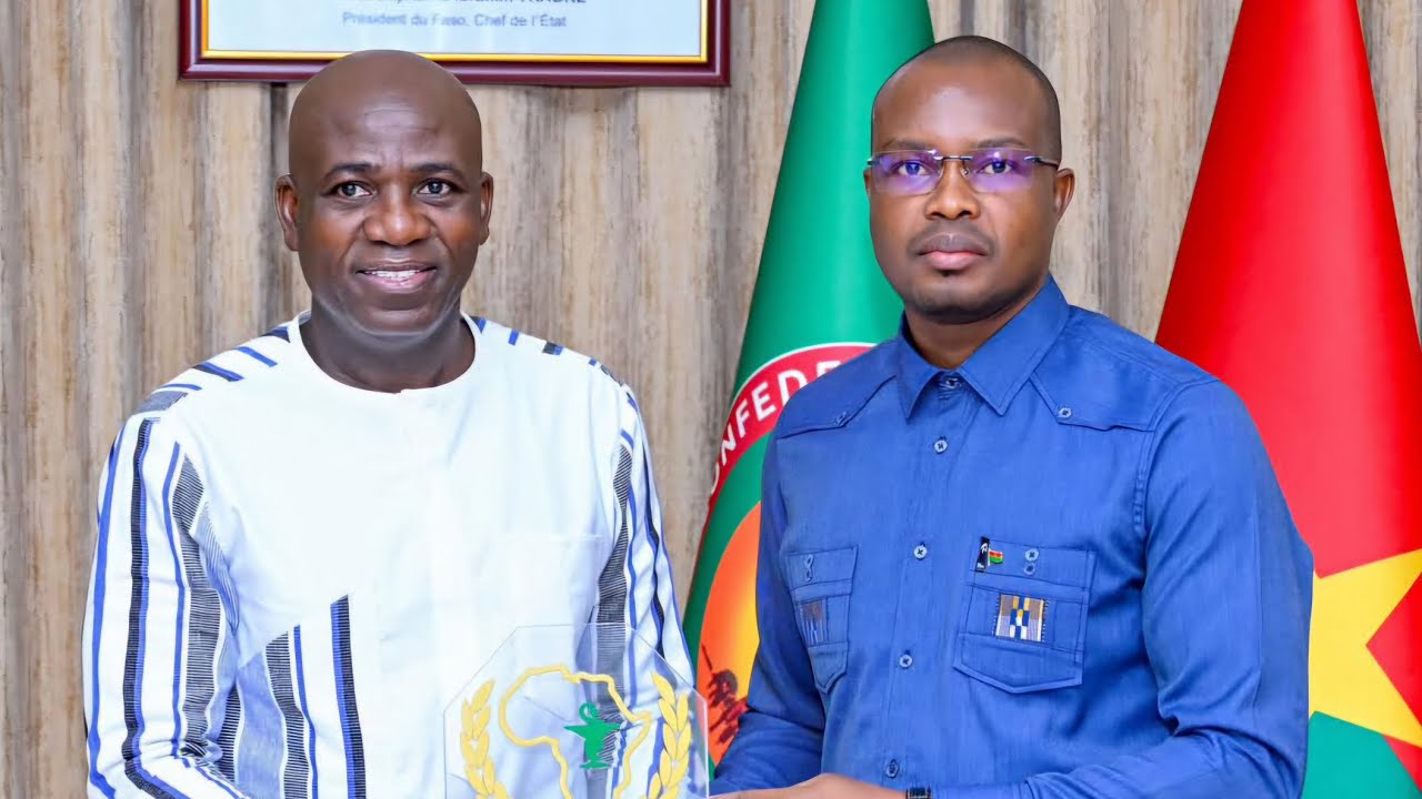 Burkina Faso : Le Pr Halidou Tinto présente son prix d'excellence au Premier ministre
