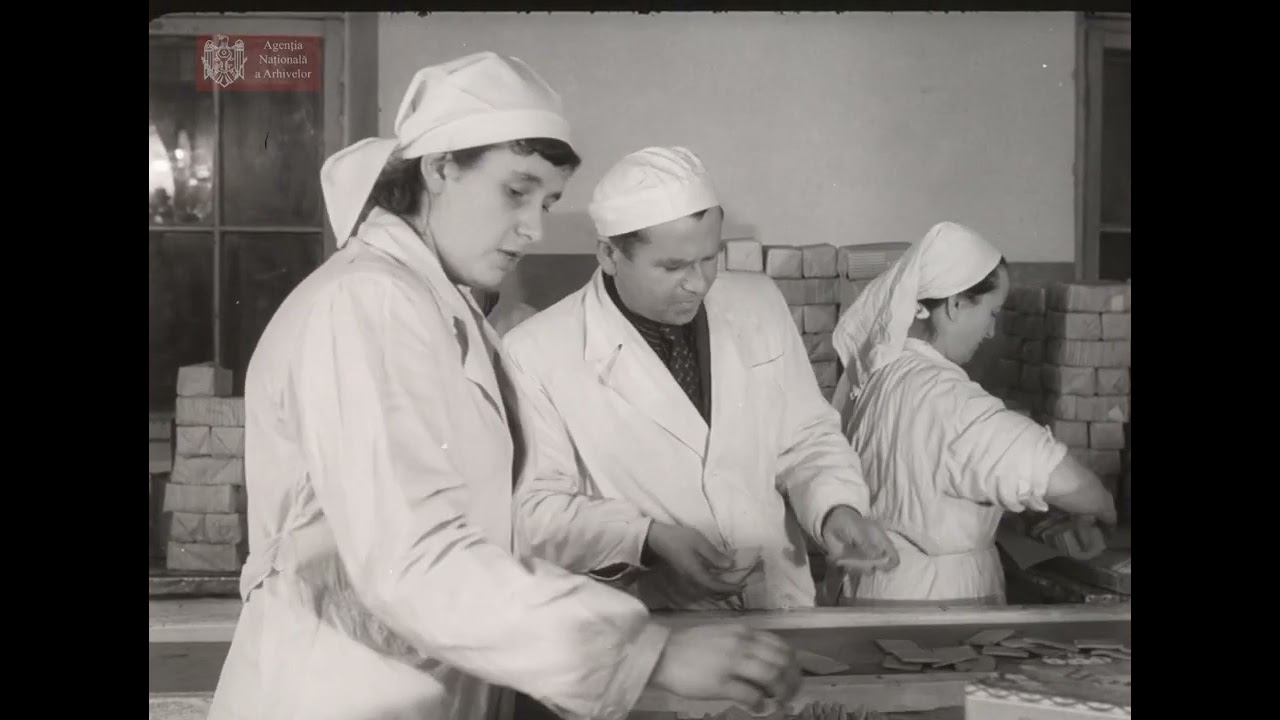 Producerea cadourilor de Anul Nou la fabrica de cofetărie și macaroane nr. 1 din Chişinău, 1955.