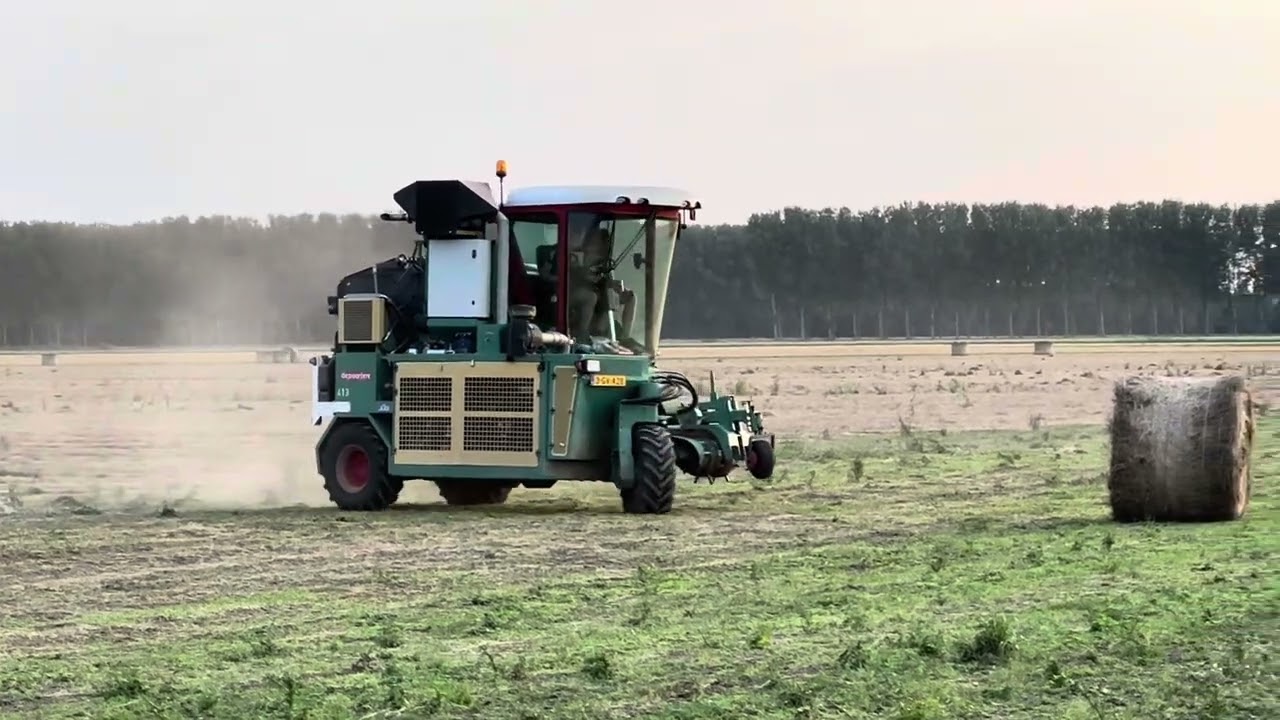 Vlas rollen in Zeeuws Vlaanderen Harvest flax in Zeeland