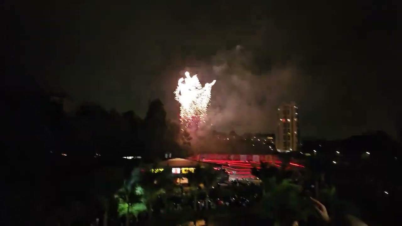 BARUTHI WITNESSED WORLD BIGGEST FIRWORKS EXPLODE AT 2 RIVERS MALL KENYA 🎆