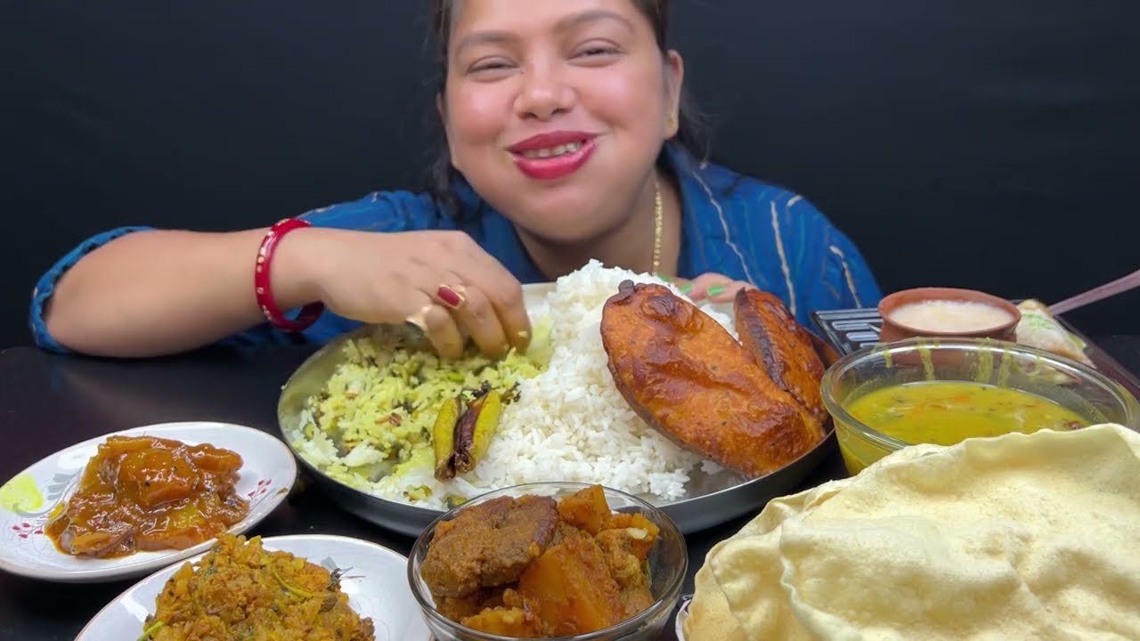Bigbites, Eating Rice With Veg Dal, Beguni, Lau Ghonto, Kachkolar kofta,Chatini, Doi, Misti..।।