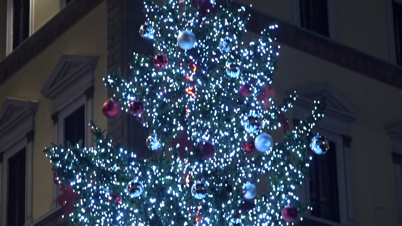 Natale a Firenze, la magia di presepi, alberi e luminarie nel centro storico