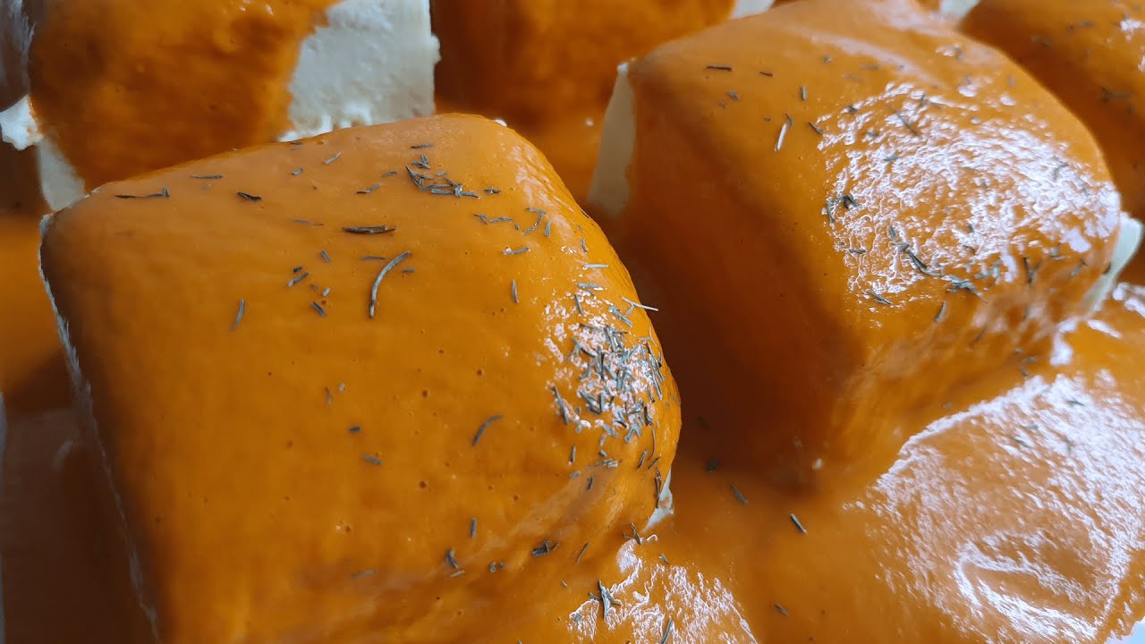 PASTEL DE PUERRO Y GAMBAS con SALSA DE PIQUILLO