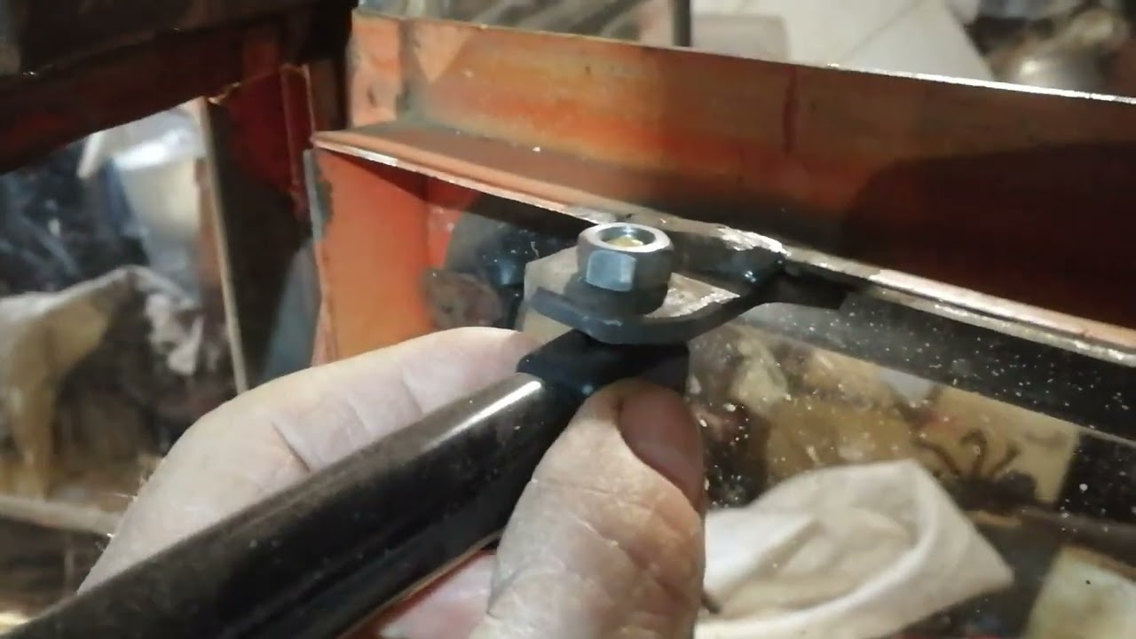 Установка газлифт на дверь и форточку и изготовил новую крышу на Т 25.