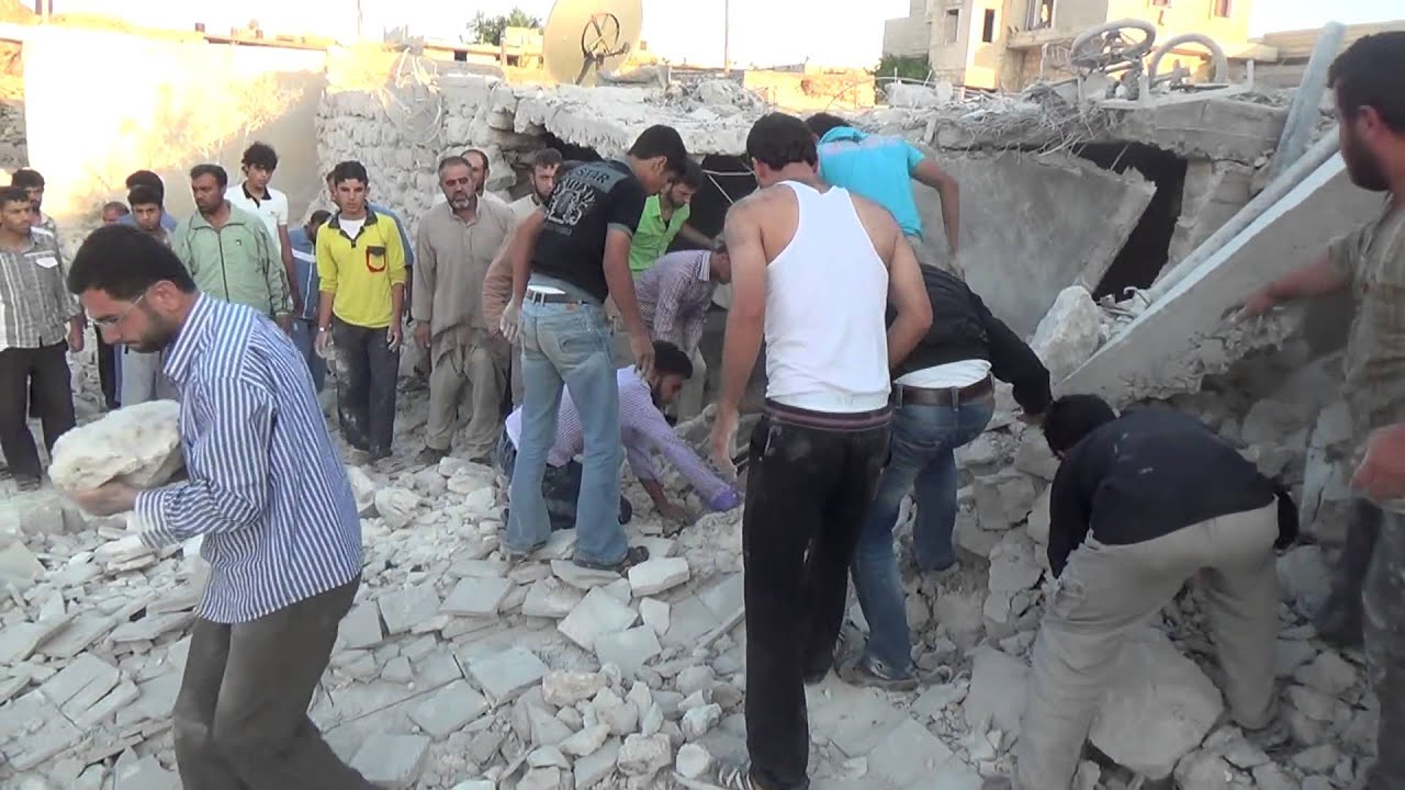 شام حلب دير جمال محاولة إستخراج مدنيين من تحت الأنقاض جراء القصف العنيف 25 6 2013ج3