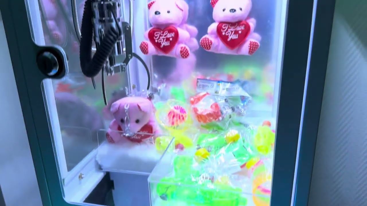 Pr&eacute;sentation et test de la petite machine &agrave; pince attrape peluche, pour chez toi ou ton commerce.