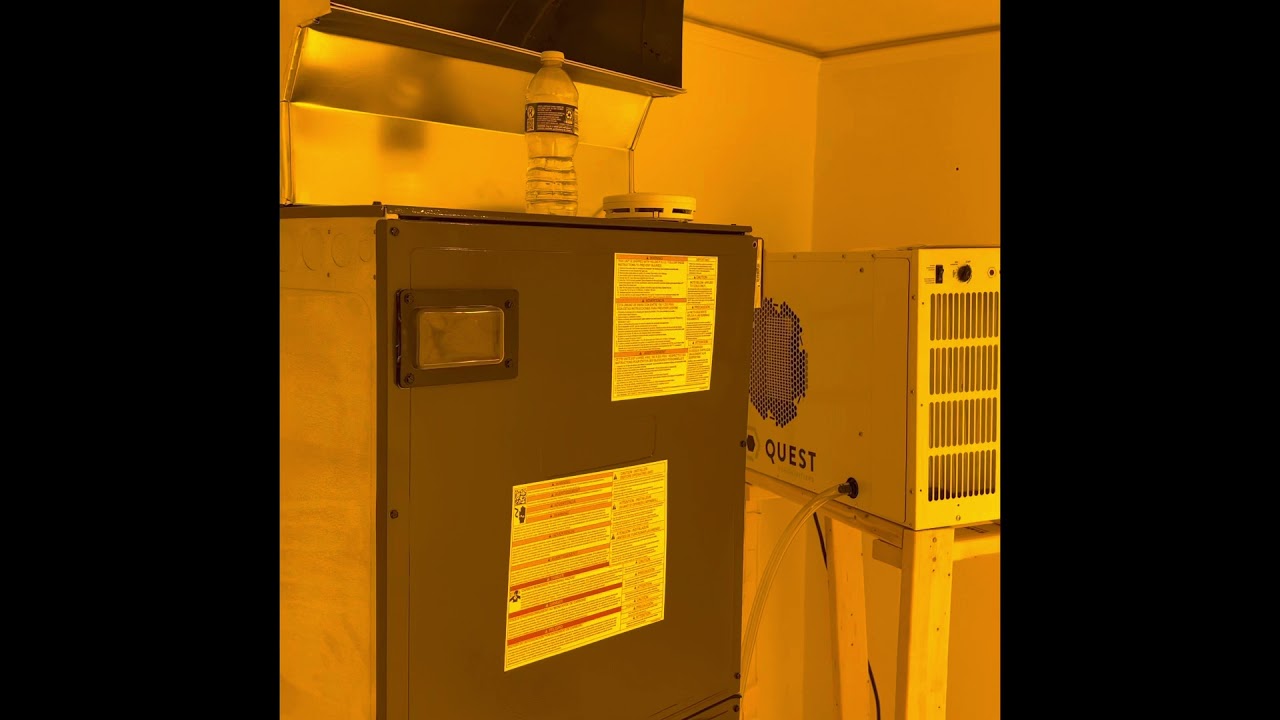 House grow 20 luxx light 1000 w HPS . 2 AC 5 ton. Basement veg CMH 315 sun system.