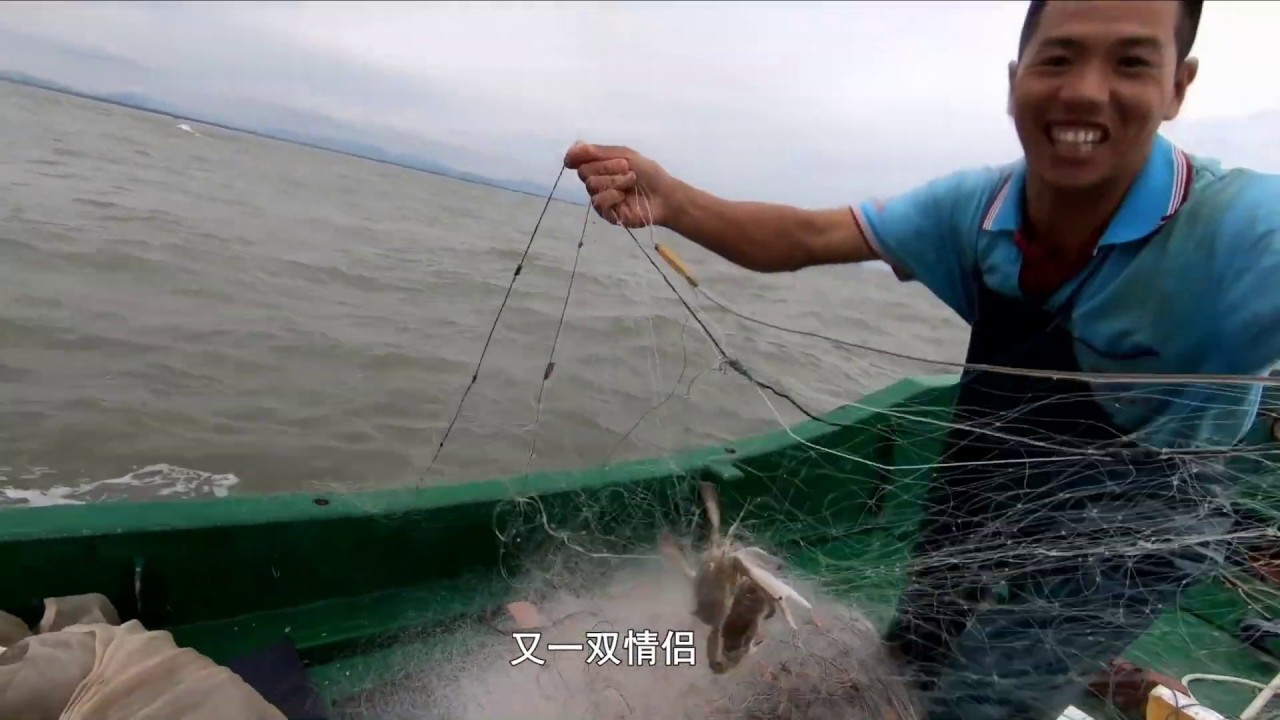 小池出外海抓螃蟹，大风大浪中急忙收网，抓到一大袋花蟹、三眼蟹