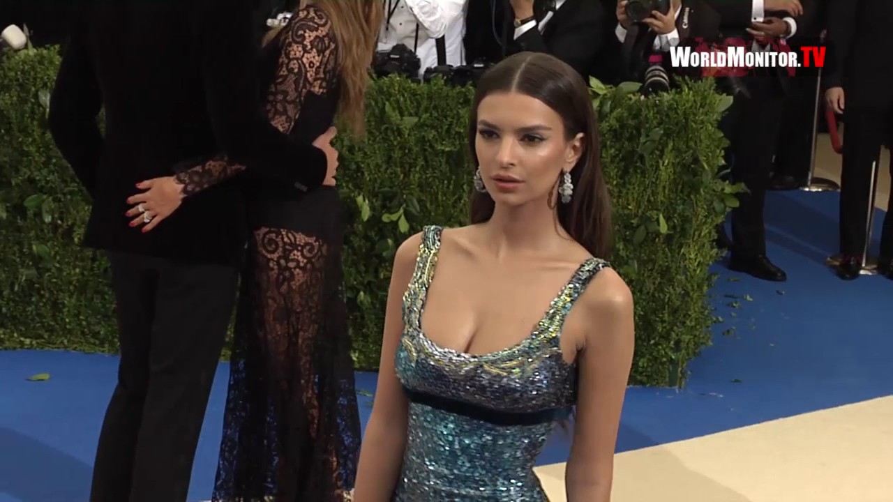 Модель Эмили Ратаковски прибывает на Met Gala 2017