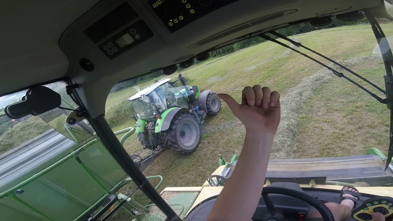 Cabview Krone Big X 530 am Gras häckseln am Hang