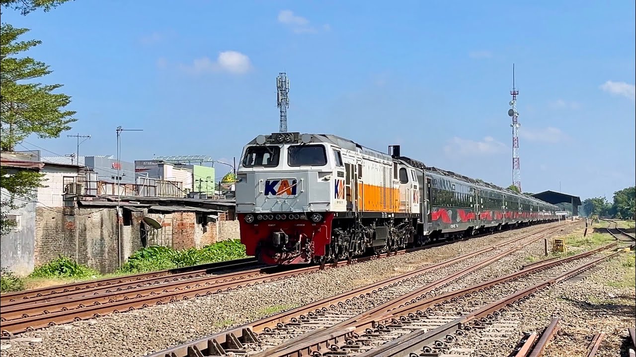 Ngebut di Track Lurus! | Nonton Kereta Api Ngebut di Stasiun Karawang!