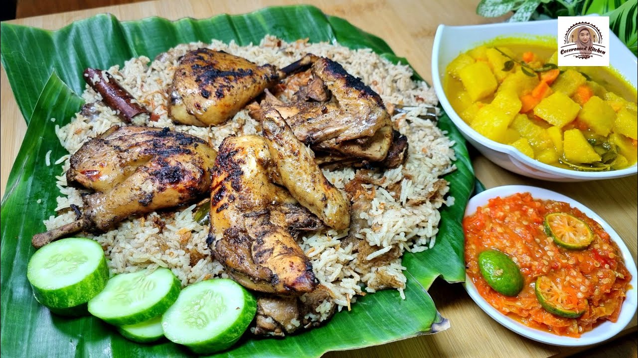 Nasi Kebuli Ayam. Komplit dengan Ayam Bakar, Acar Nanas, dan Sambal.