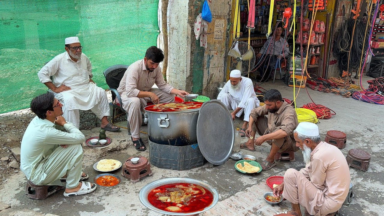 ONLY RS 100/- 🤫 60 YEAR'S OLD ROAD SIDE SIRI PAYE BREAKFAST IN PESHAWAR | ASIAN STREET FOOD PAKISTAN