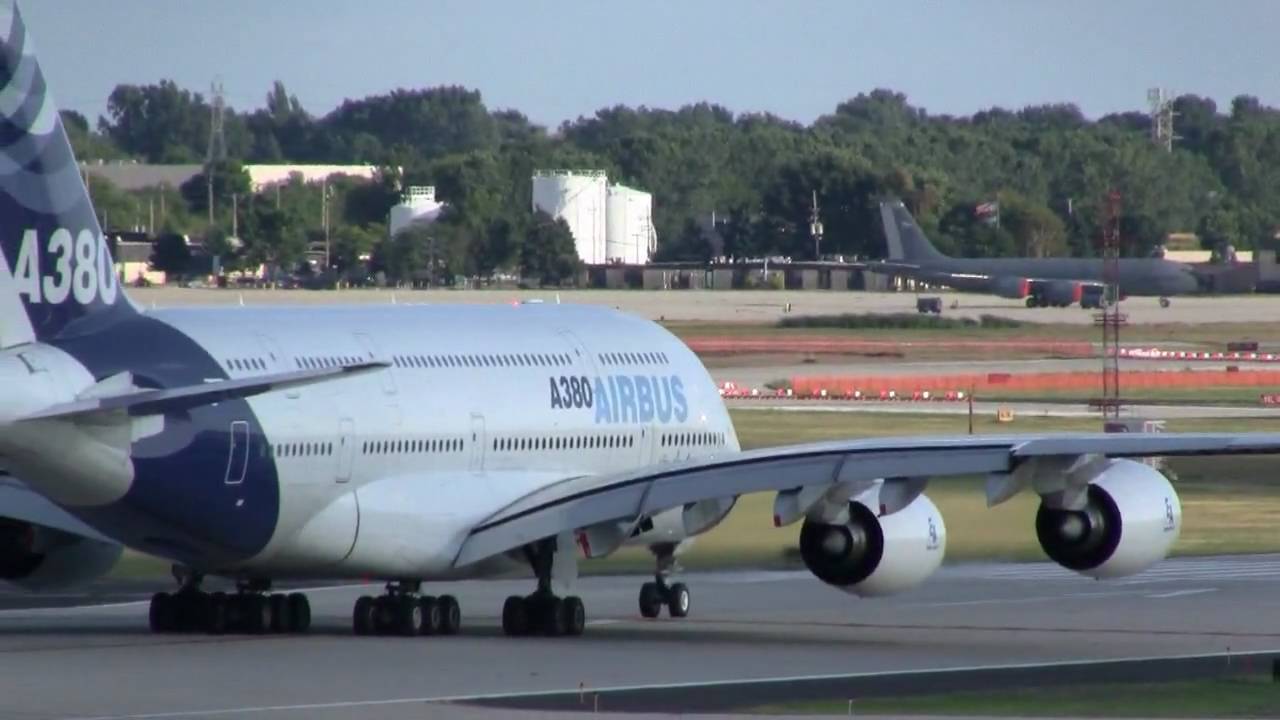 Airbus A380 departs Milwaukee for Toulouse