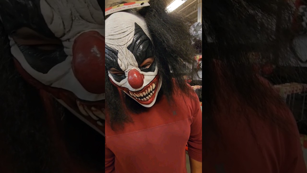 SCARY Clown mask at Spirit Halloween 😭 #spirithalloween #scary #halloween #shorts