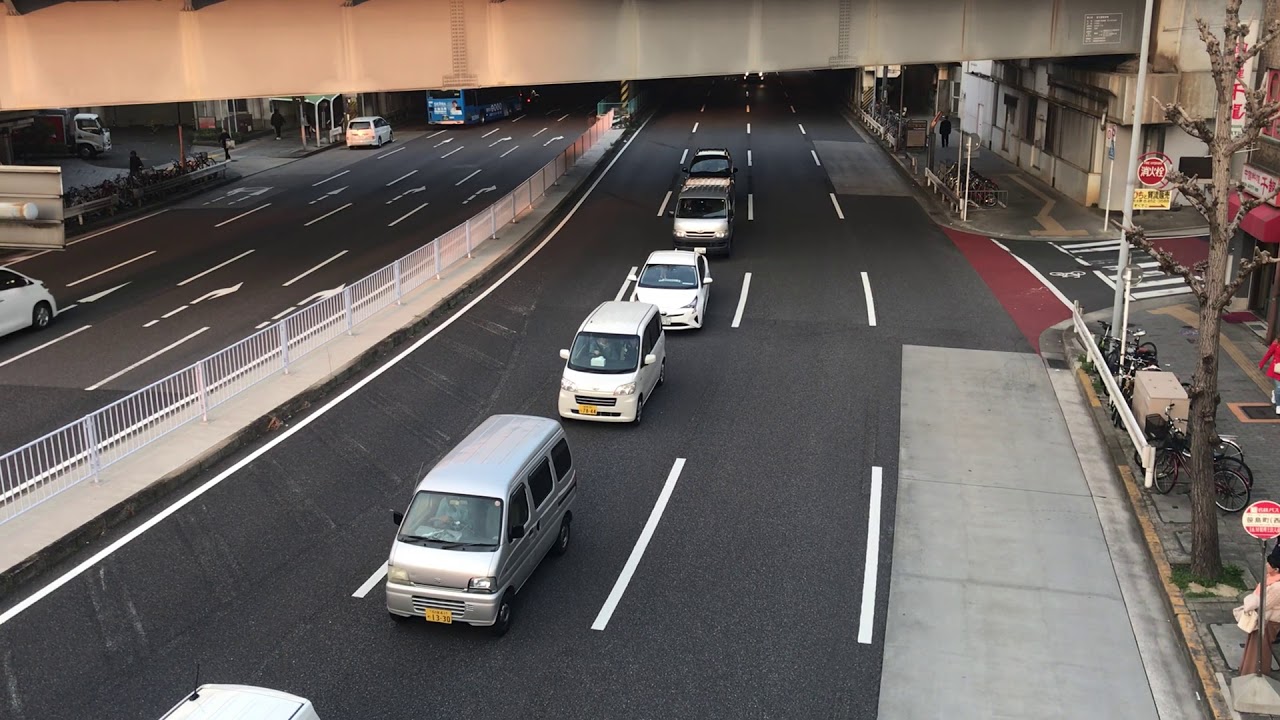 【緊急走行】茶色の軽自動車の素晴らしい譲り方で救急車が交差点も難なく突破！