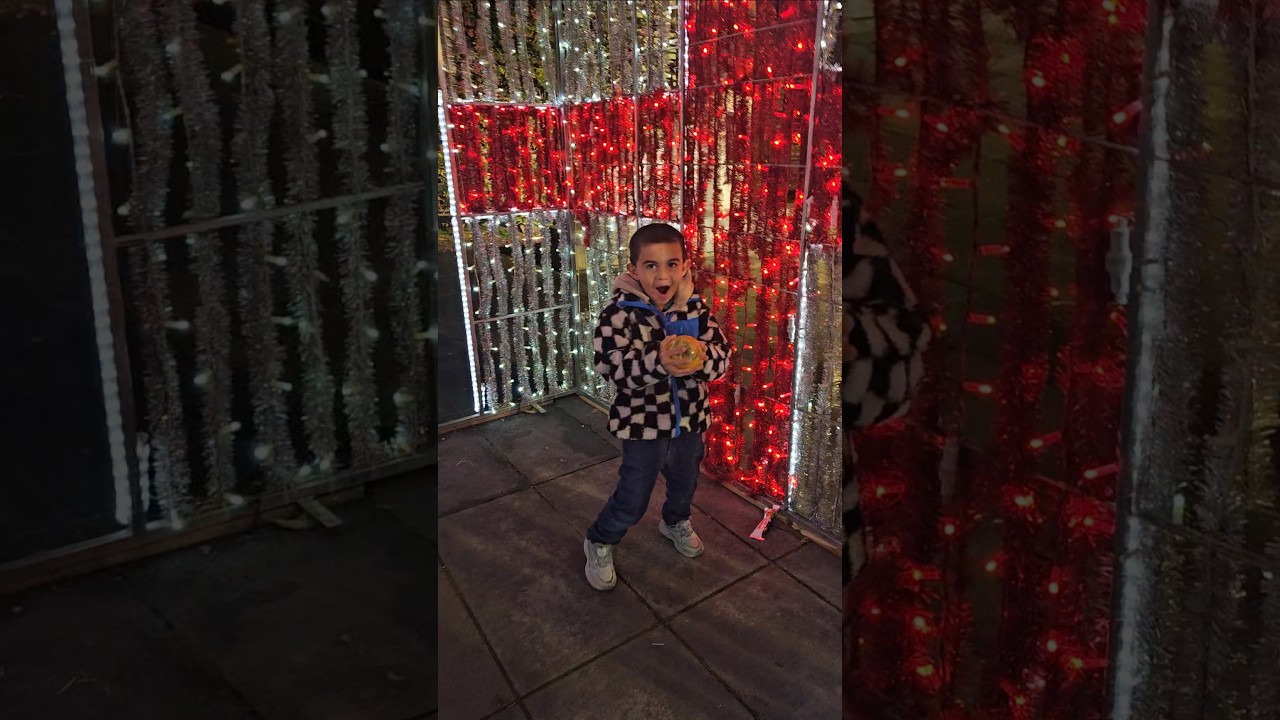 Gino Tino Mamá paseando moño regalo luces navidad Trebisacce Cosenza Calabria Italia 17/12/25