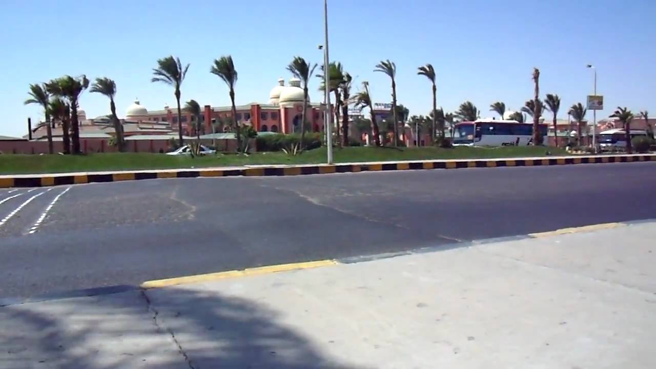 Traffic on the Safaga Road in Hurghada, Egypte, in front of the Beach Albatros hotel, part 1