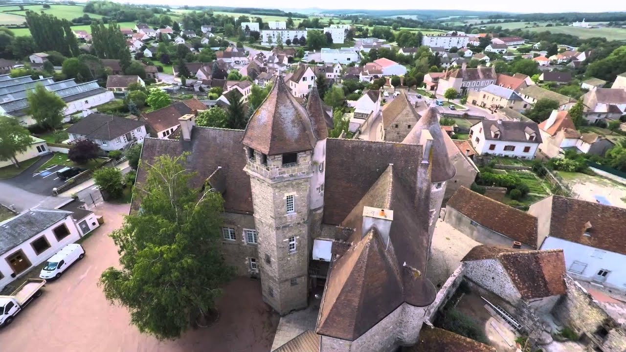 Arnay le Duc survolé par un drone