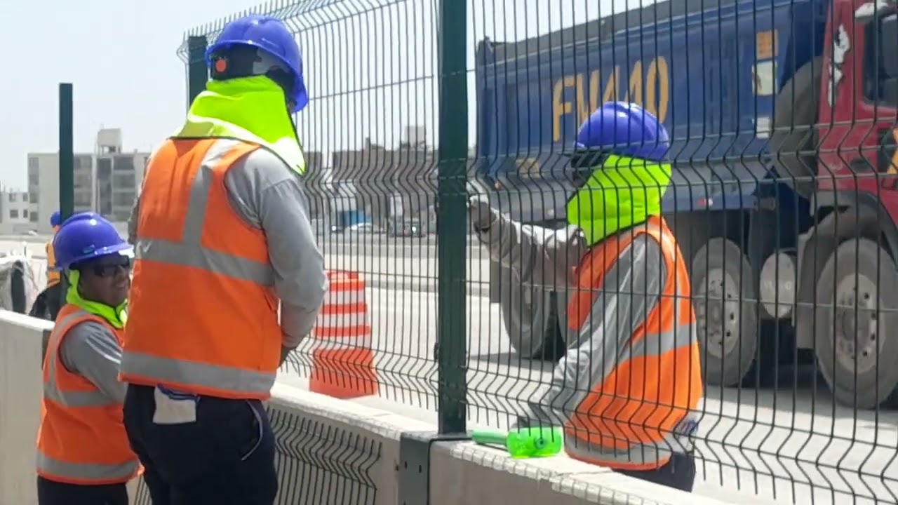 Avances de obras de la VIA EXPRESA SUR.Colocacion de rejillas metalicas.