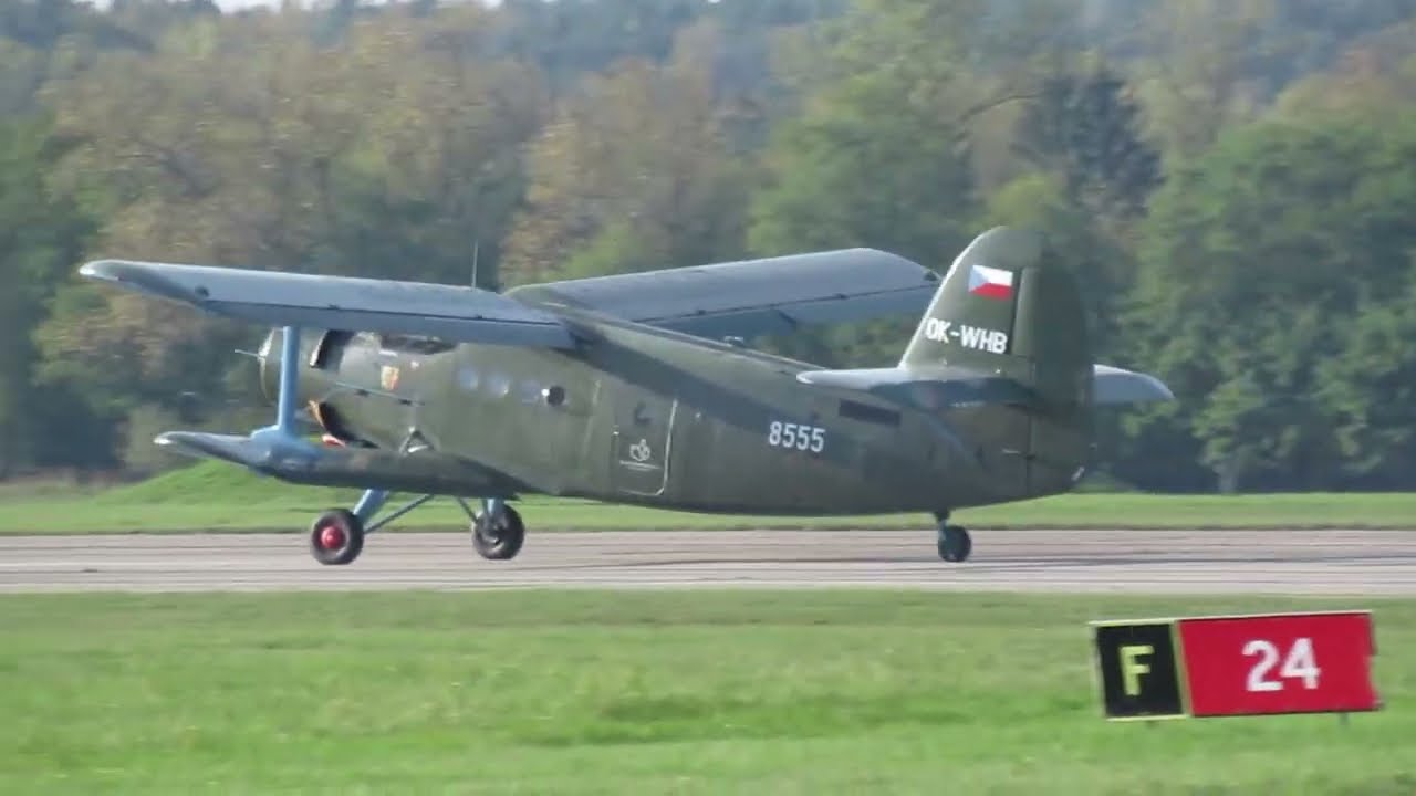 Antonov An-2 (OK-WHB) výsadky na letišti Plzeň-Líně (LKLN).