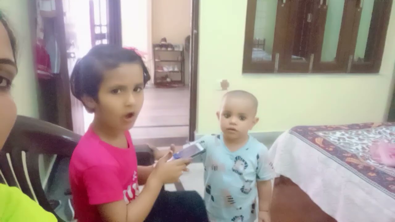 Chalak Ladki Varnika Kese Ladai Krri#cutebaby #varnika #fight #viralvideo