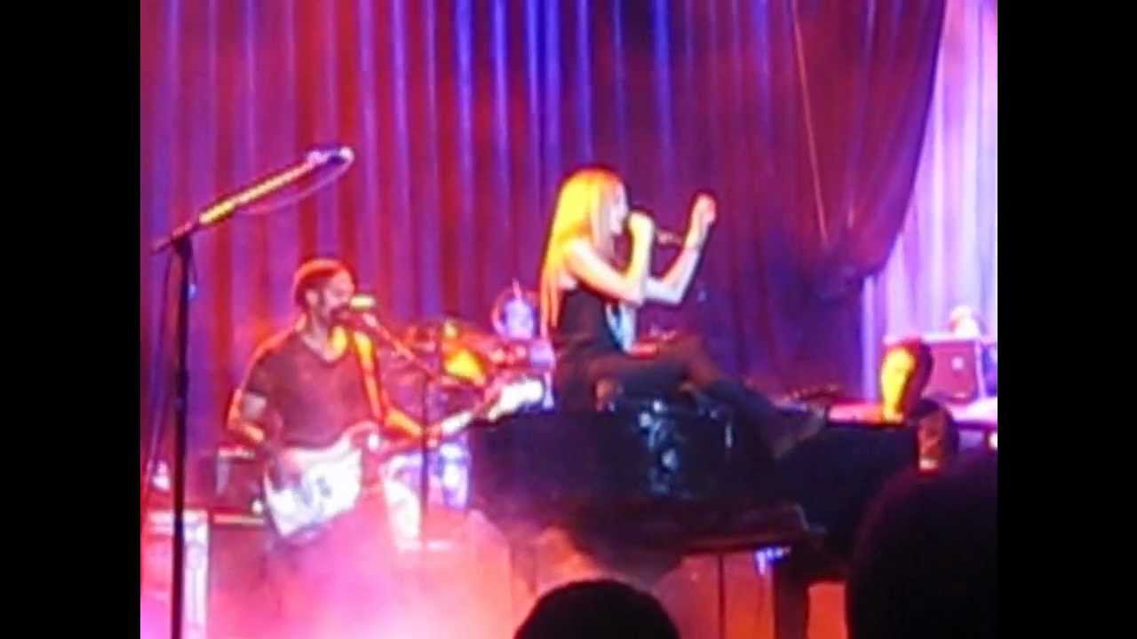 Avril Lavigne - Fix You (Coldplay Cover) [Live @ HMH Amsterdam] (HD)