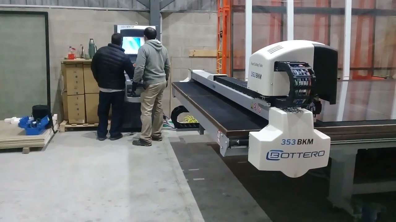 Corte de vidrio laminado con mesa Bottero de corte monolitico