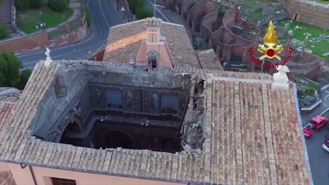 Crollo tetto chiesa a Roma, l'enorme squarcio visto dal drone