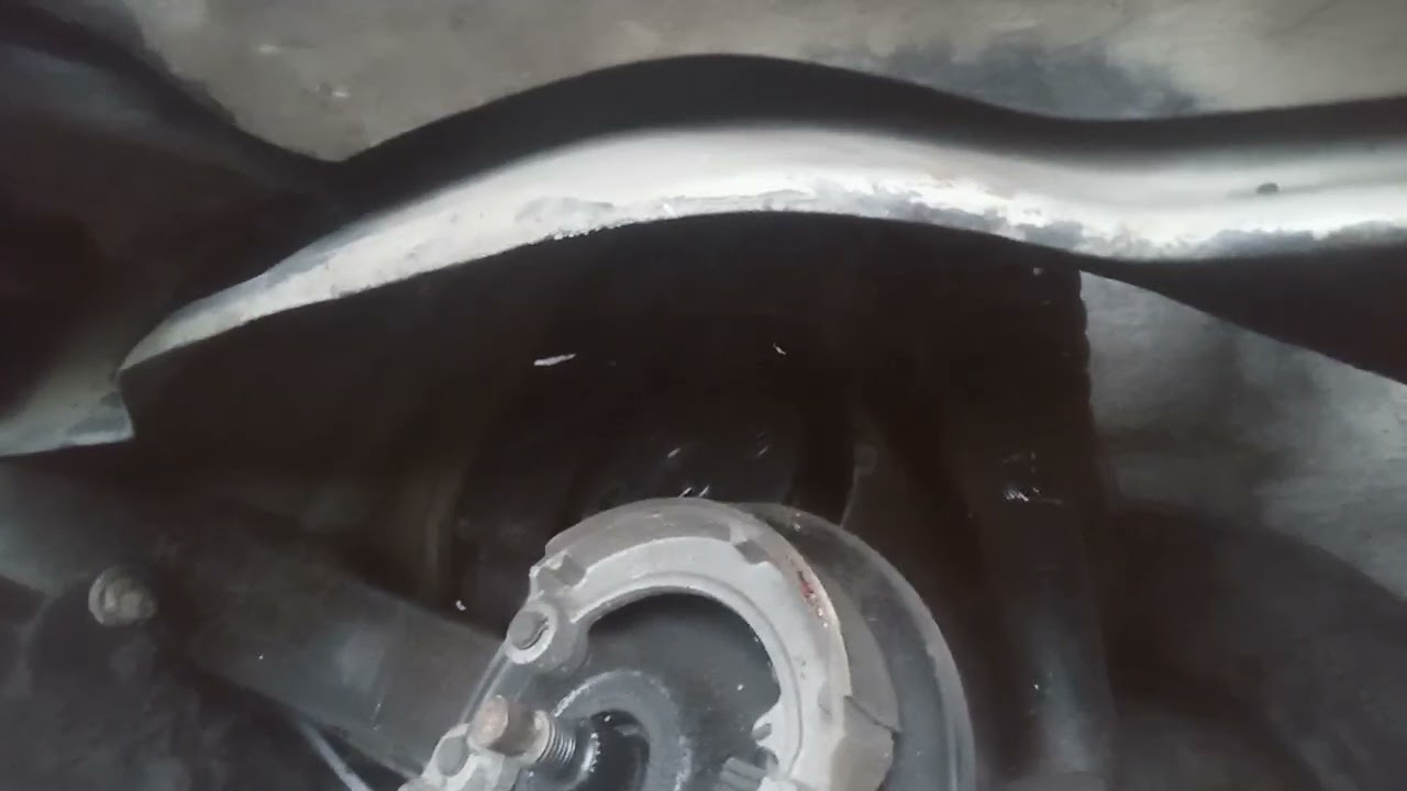 Bajaj chetak ka clutch  kaise kholein clutch plate installation ke liye🤔 #viral #views