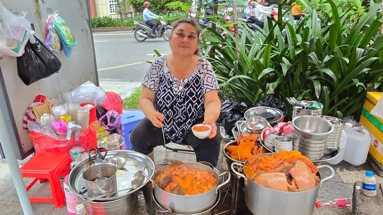 Hàng phá lấu bò đông nghẹt khách ở trung tâm Sài Gòn, dây thú linh độc lạ ưa chuộng
