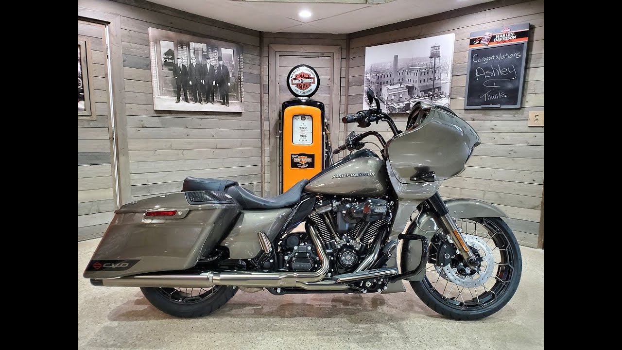 2021 Harley-Davidson CVO Road Glide FLTRXSE-Bronze Armor.