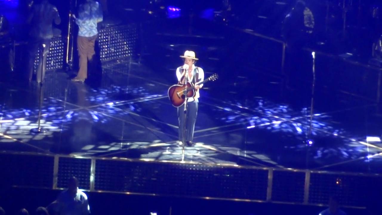 Bruno Mars- Nothin' On You (Live @ 02 Arena 8/10/13)